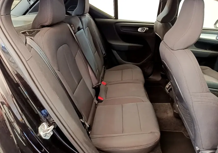 Vue intérieure côté gauche montrant la banquette arrière noire du Volvo XC40 T2 Momentum 2020 avec sièges tissu.