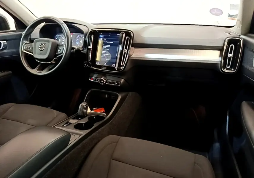 Intérieur noir du Volvo XC40 T2 2020 vu de face, avec tableau de bord moderne et écran tactile central vertical.