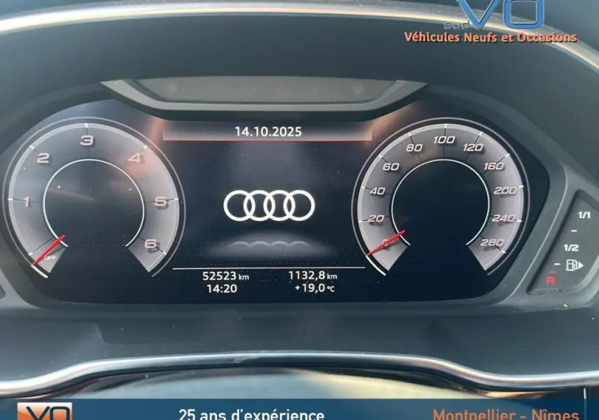 Tableau de bord numérique de l'Audi Q3 Sportback noir, affichant compte-tours, vitesse et logo Audi central.