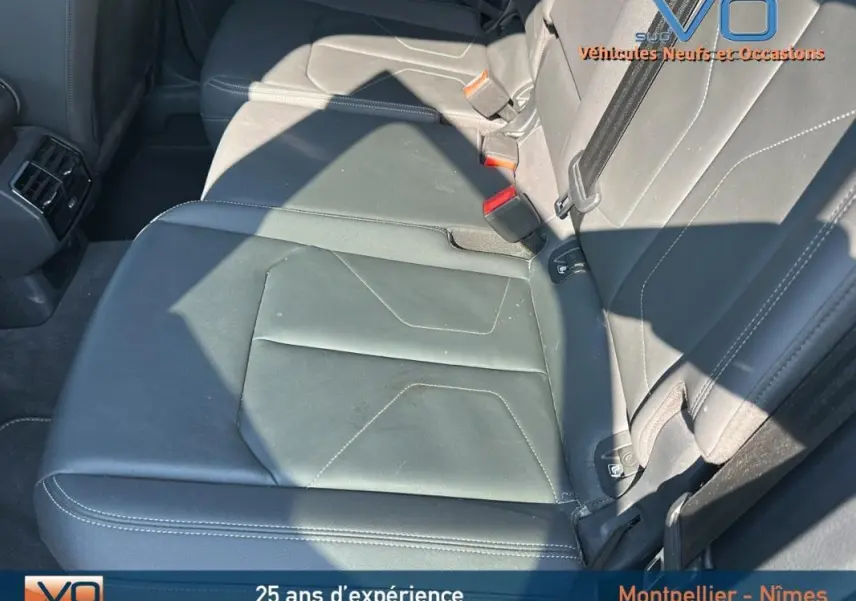 Gros plan sur la banquette arrière en cuir noir de l'Audi Q3 Sportback 35 TDI S line 2020, avec surpiqûres visibles.