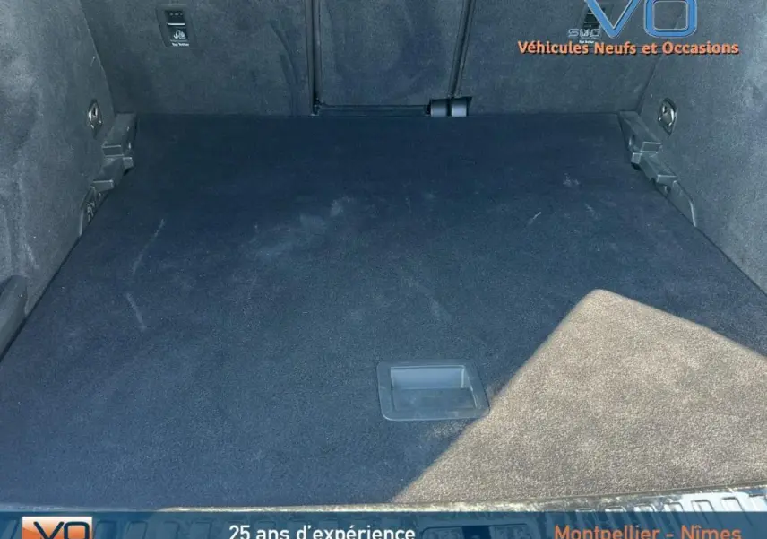 Coffre spacieux et propre de l'Audi Q3 Sportback noir 35 TDI S line, vue intérieure arrière avec moquette noire.