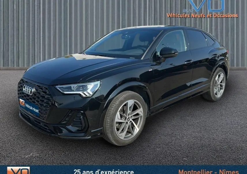 Audi Q3 Sportback noir en 3/4 avant droit, finition S line avec jantes alliage et calandre noire distinctive.