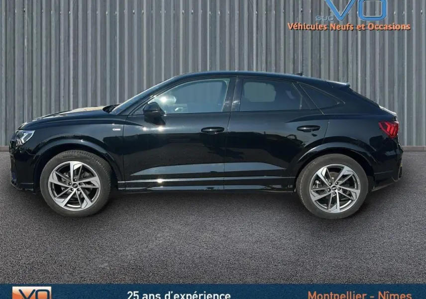 Audi Q3 Sportback noir vue de profil côté gauche, finition S line avec jantes alliage distinctives.