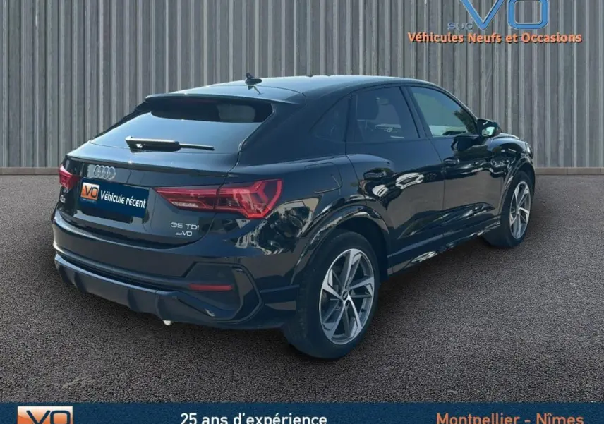 Audi Q3 Sportback noir en vue 3/4 arrière droit, version 35 TDI S line avec jantes alliage distinctives.