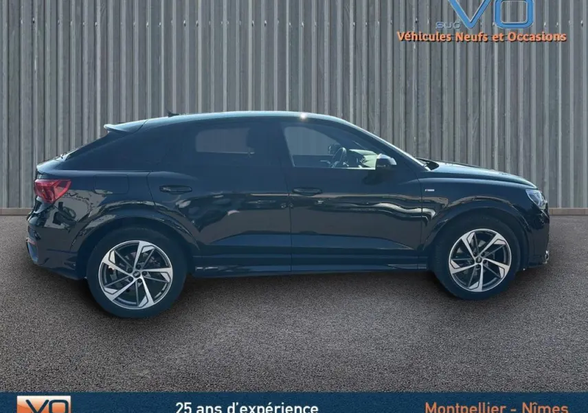 Audi Q3 Sportback 35 TDI S line noir vu de profil côté gauche, avec jantes alliage distinctives, 2020.