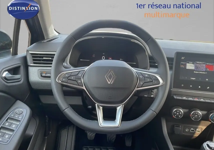 Vue intérieure centrée sur le volant cuir noir et tableau de bord digital de la Renault Clio Evolution Blue dCi 100.