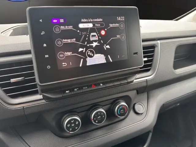 Écran tactile central du Renault Trafic Fourgon gris urbain 2025 montrant les aides à la conduite.