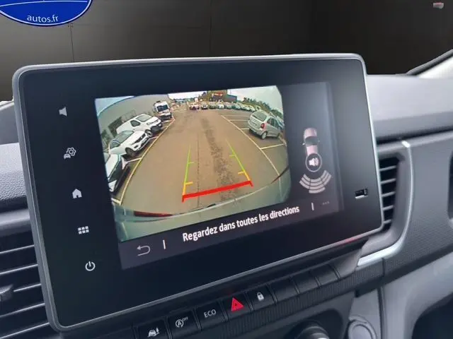 Écran central du Renault Trafic Fourgon gris urbain montrant la caméra de recul avec guidage de trajectoire.