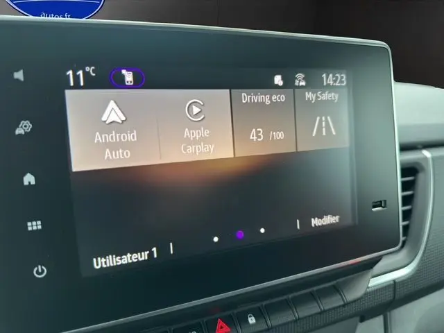Écran tactile intérieur du Renault Trafic Fourgon L1H1 Bluetci 150, affichant Android Auto et Apple Carplay.