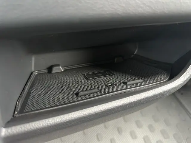 Gros plan sur le rangement intérieur noir texturé du tableau de bord du Renault Trafic Fourgon L1H1 Gris Urbain.