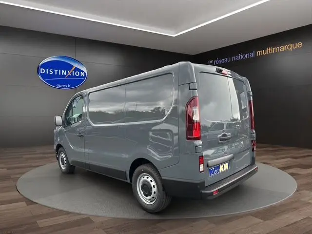 Vue 3/4 arrière droite du Renault Trafic Fourgon L1H1 Gris Urbain avec caméra et radar de recul visibles.