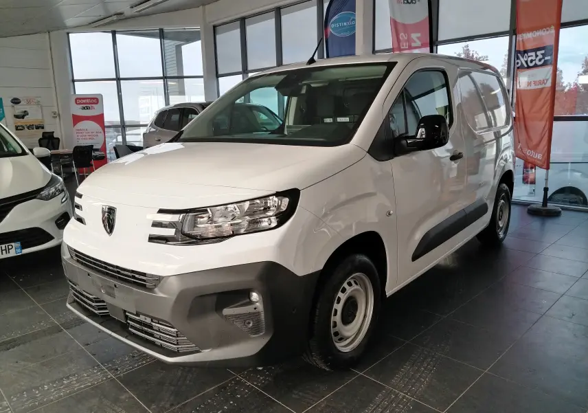 Peugeot Partner FGN blanc Icy vu en 3/4 avant droit dans un showroom avec pare-chocs noir et jantes acier.