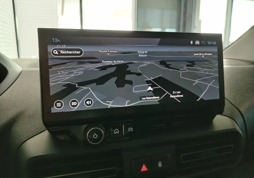 Écran tactile 10 pouces du tableau de bord du Peugeot Partner FGN 2025 affichant la navigation GPS.