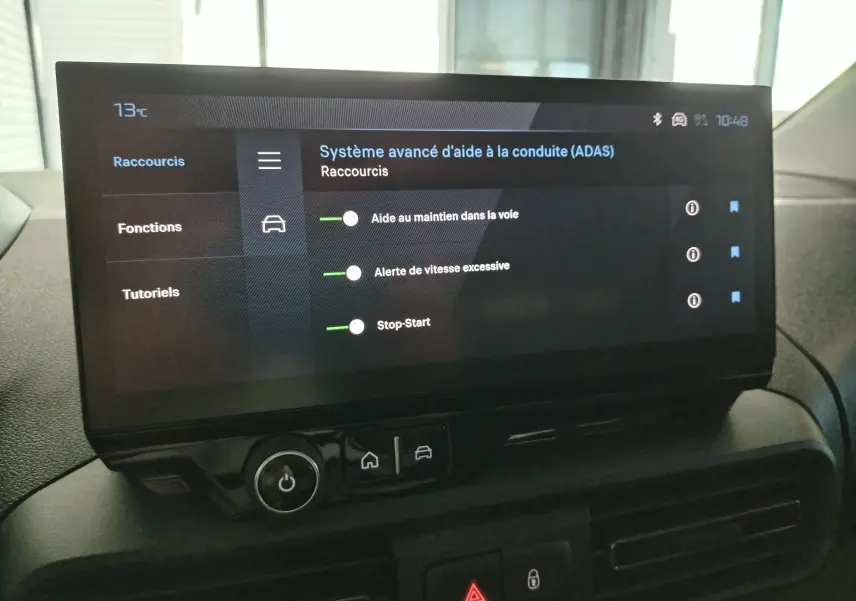 Écran tactile intérieur du Peugeot Partner FGN 2025 affichant les options avancées d’aide à la conduite.