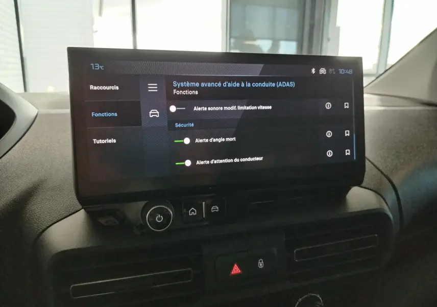 Écran tactile 10 pouces du Peugeot Partner FGN 2025 montrant les réglages avancés d'aide à la conduite.