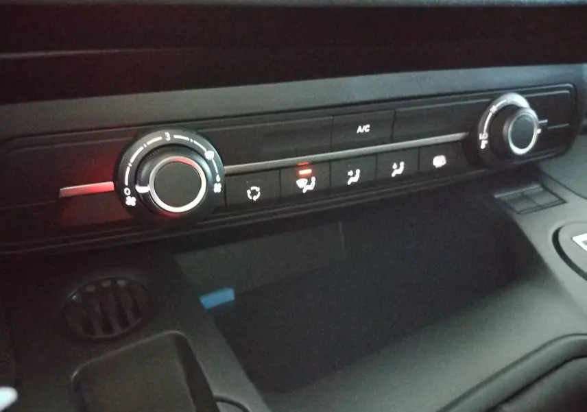 Gros plan sur la commande de climatisation du tableau de bord du Peugeot Partner FGN blanc Icy 2025.