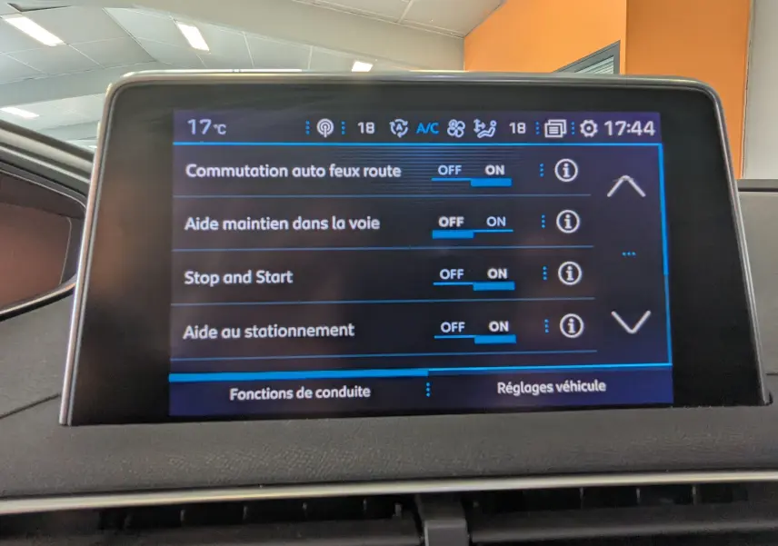 Écran tactile intérieur du Peugeot 3008 HDi 130 Allure 2018 affichant les réglages d’aides à la conduite.