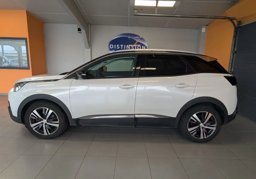 Profil côté gauche d'un Peugeot 3008 HDi 130 Allure blanc avec toit noir, roues alliage et vitres teintées en intérieur.