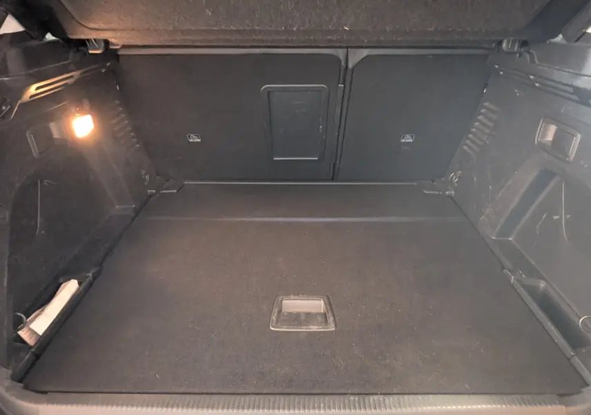 Coffre spacieux et propre du Peugeot 3008 blanc toit noir, vue intérieure depuis l'ouverture arrière.