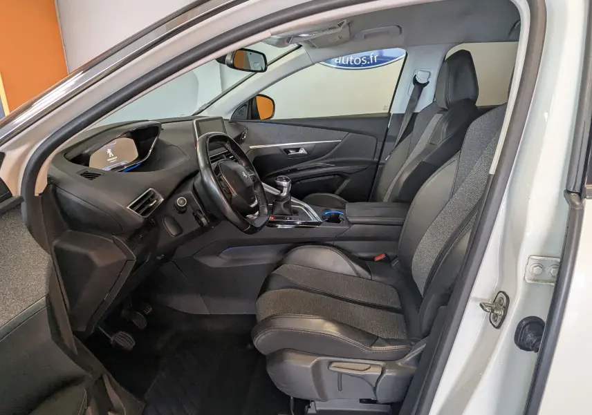 Intérieur avant droit du Peugeot 3008 blanc toit noir, sièges bi-matière et tableau de bord avec écran digital.
