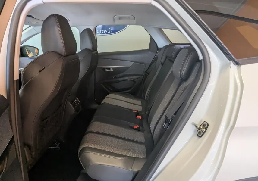 Vue intérieure côté droit des sièges arrière en tissu et cuir gris sur Peugeot 3008 blanc toit noir 2018.