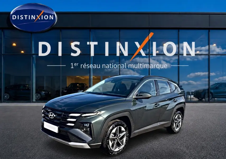Hyundai Tucson 1.6 t-gdi 239 hybride vert, vue 3/4 avant droit avec jantes alu 18 pouces et calandre distinctive.