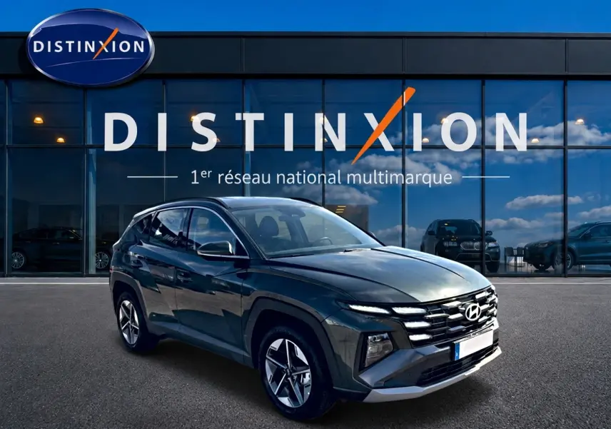 Hyundai Tucson vert 3/4 avant droit devant vitrine Distinxion, jantes alu et calandre marquée