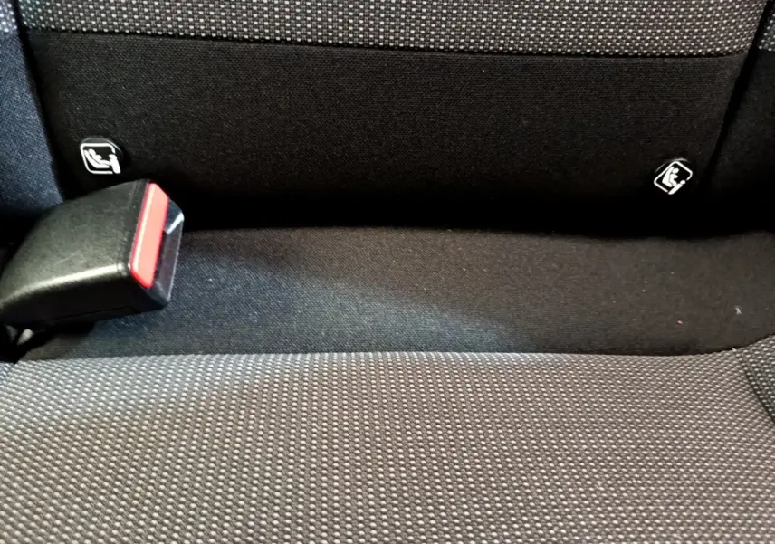 Gros plan sur la banquette arrière noire de la Citroën C3 avec ceintures de sécurité et fixations Isofix visibles.
