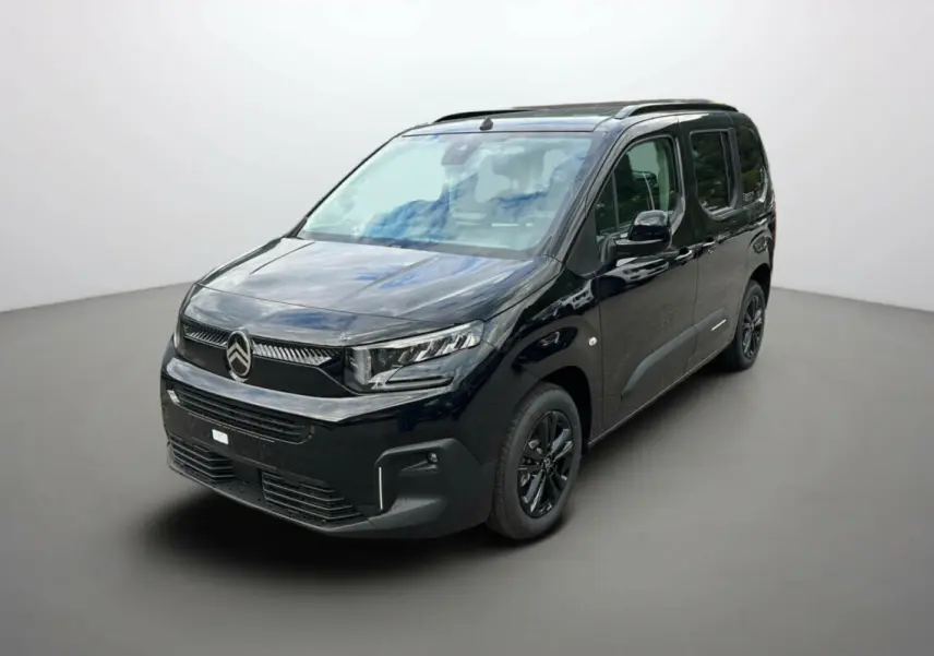 Citroën Berlingo 2025 noir perla nera en vue 3/4 avant droit avec barres de toit et jantes alu noires.