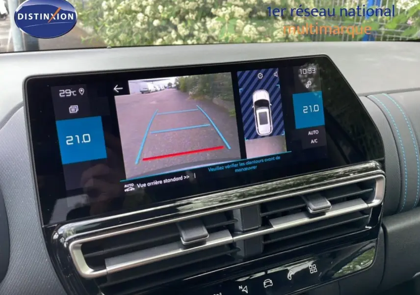 Écran tactile intérieur montrant la caméra de recul et l'affichage 360° du Citroën C5 Aircross hybride gris platinium.