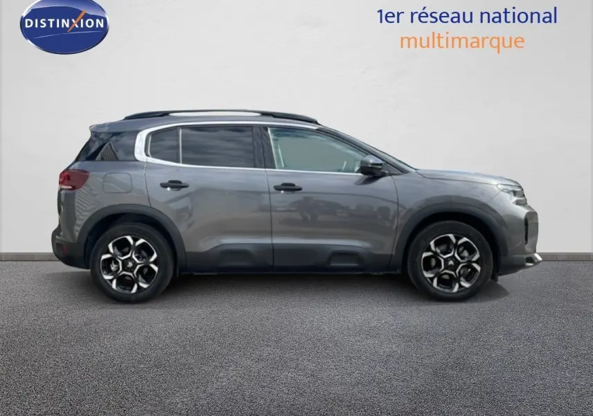 Profil droit d'un Citroën C5 Aircross Hybrid gris platinium métal avec jantes bi-ton et toit noir.
