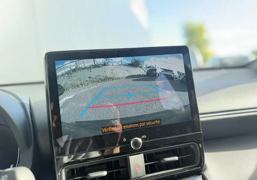 Écran tactile intérieur montrant la caméra de recul d’une Toyota Yaris Cross 1.5 Hybrid gris Atlas.