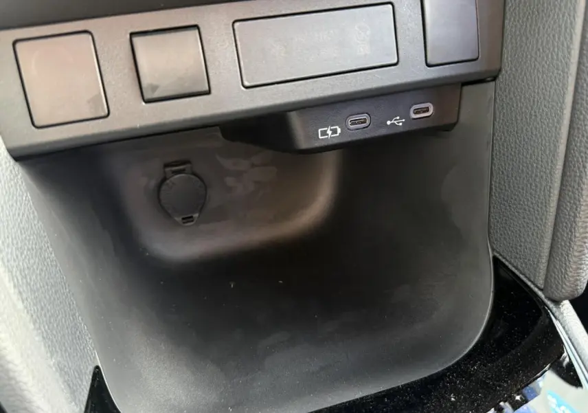 Gros plan sur la console centrale de la Toyota Yaris Cross 2026, montrant deux ports USB-C et une prise 12V.