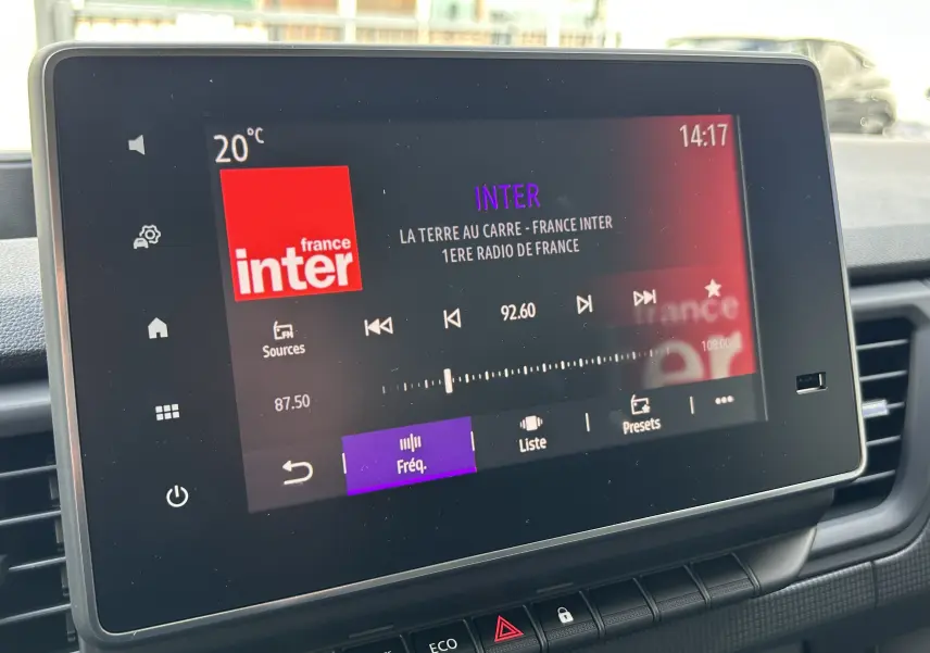 Écran tactile central du tableau de bord du Renault Trafic Fourgon L1H1 gris affichant la radio France Inter à 92,60 FM