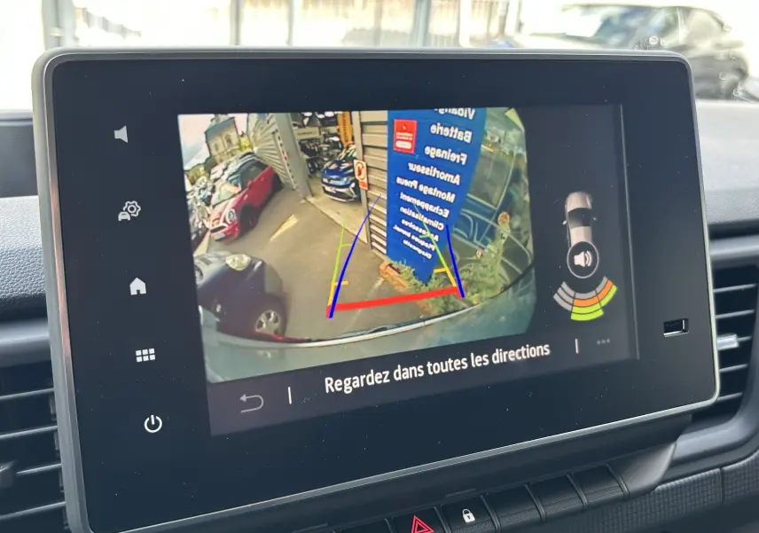 Écran multimédia du Renault Trafic Fourgon gris Highland montrant la caméra de recul avec guidage dynamique.
