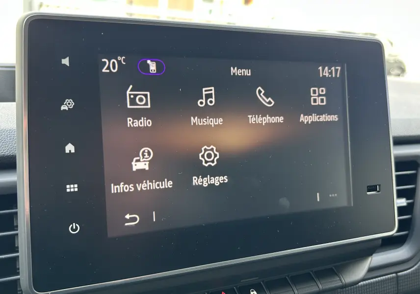 Écran tactile central du Renault Trafic Fourgon gris Highland 2025 affichant le menu radio, musique, téléphone et réglages.