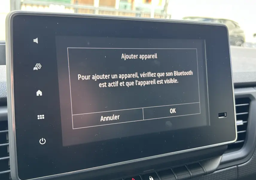 Écran tactile central du Renault Trafic Fourgon 2025 affichant un message d'ajout d'appareil Bluetooth.