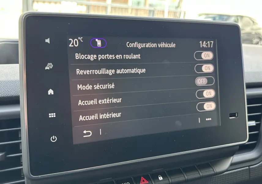 Écran tactile central du Renault Trafic Fourgon L1H1 montrant les réglages de configuration véhicule à l'intérieur.