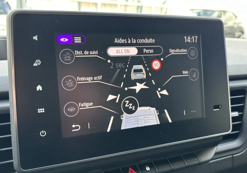Écran tactile intérieur du Renault Trafic Fourgon L1H1 Advance 2025 montrant les aides à la conduite en mode personnalisé.