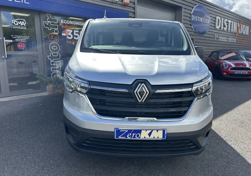 Vue frontale d'un Renault Trafic Fourgon gris Highland avec calandre noire et logo Renault bien visible.