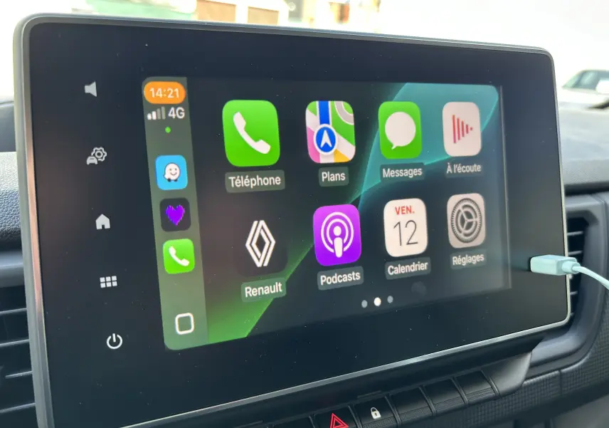 Écran tactile central du Renault Trafic Fourgon 2025 affichant l'interface Apple CarPlay avec applications connectées.