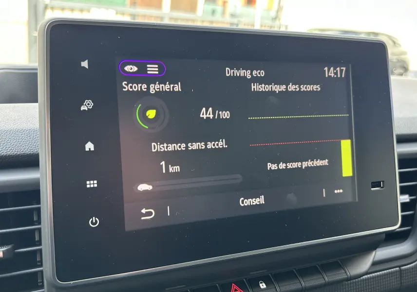 Écran tactile intérieur du Renault Trafic Fourgon L1H1 gris Highland affichant le score éco de conduite à 14h17