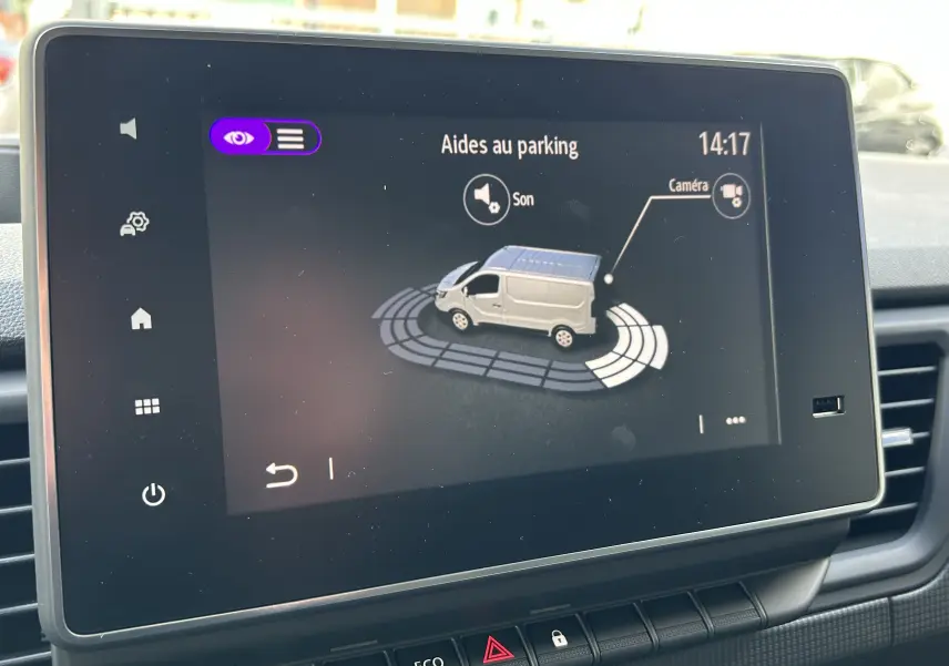 Écran tactile intérieur montrant l'aide au parking avec une représentation 3D du Renault Trafic Fourgon gris Highland.