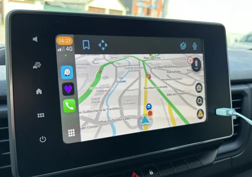 Écran tactile central du Renault Trafic Fourgon L1H1 Advance 2025 affichant une navigation GPS en intérieur.