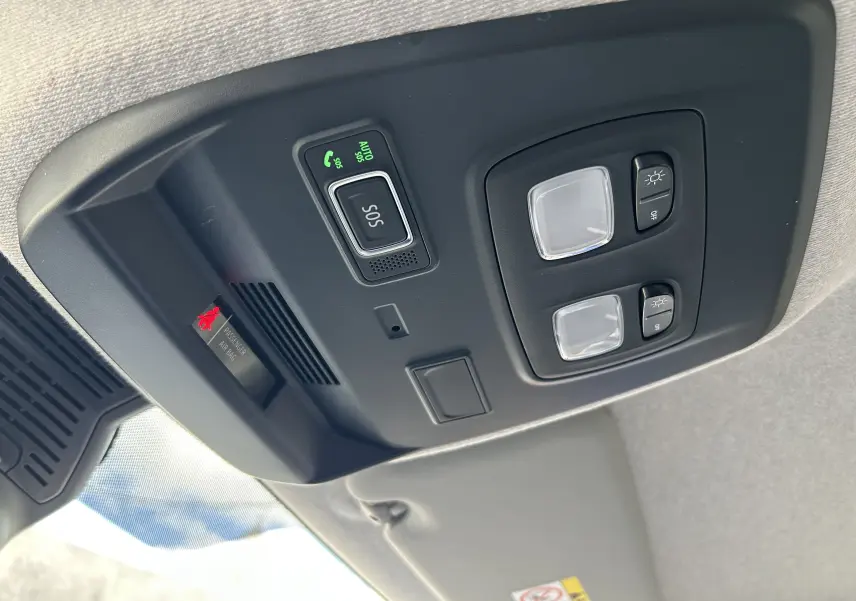 Plafonnier intérieur avec boutons d'éclairage et alerte SOS du Renault Trafic Fourgon gris Highland, vue de dessous.