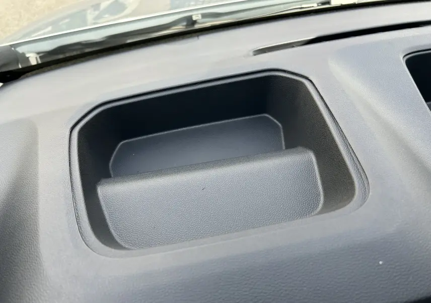 Rangement intégré en plastique noir sur le tableau de bord du Renault Trafic Fourgon L1H1 gris Highland.