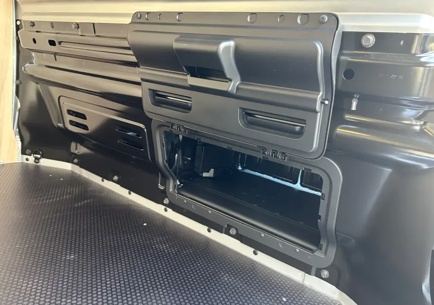 Détail du compartiment de rangement intérieur avec kit bois dans le fourgon Renault Trafic L1H1 gris Highland.