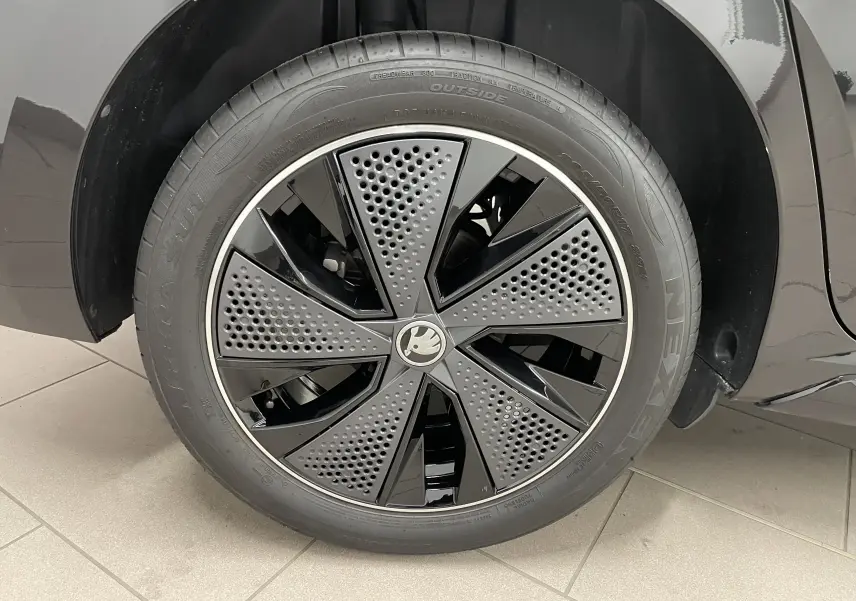 Gros plan sur la roue avant droite d'une Skoda Scala 1.5 TSI 150 DSG7 Monte-Carlo noire avec jante design noir et gris.