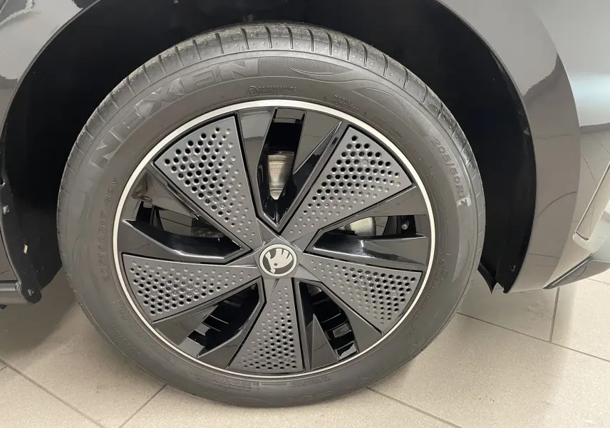 Gros plan sur la roue avant droite de la Skoda Scala 1.5 TSI 150 DSG7 Monte-Carlo en Noir Magic nacré.