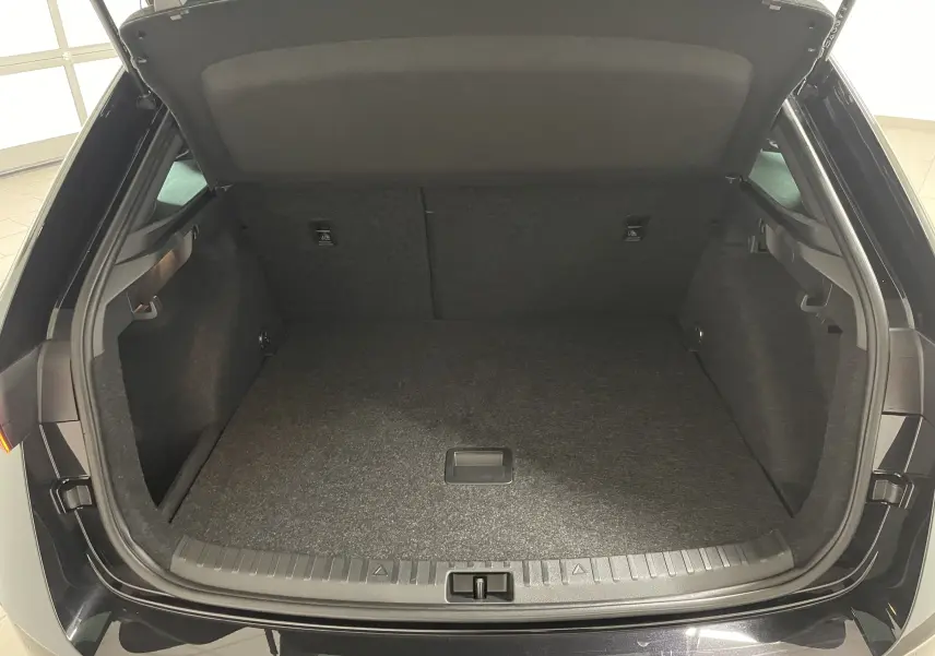 Coffre ouvert vu de l'arrière d'une Skoda Scala 1.5 TSI 150 DSG7 Monte-Carlo noir Magic avec double plancher.